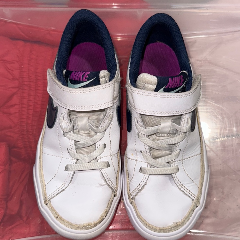 Girl used Nike court legacy